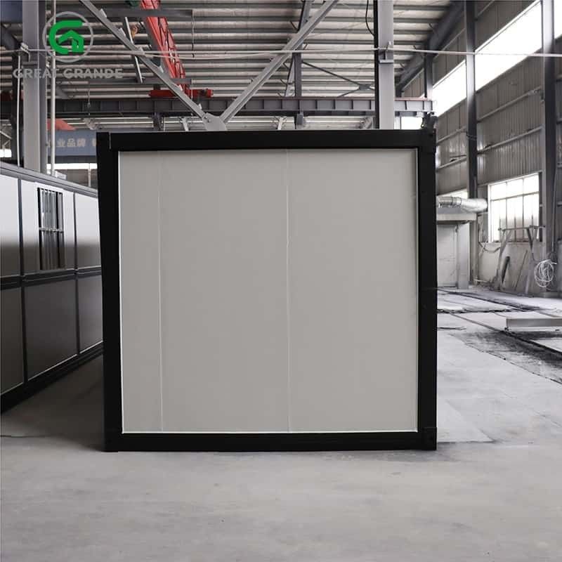 Casas prefabricadas plegables en marco negro con tres ventanas