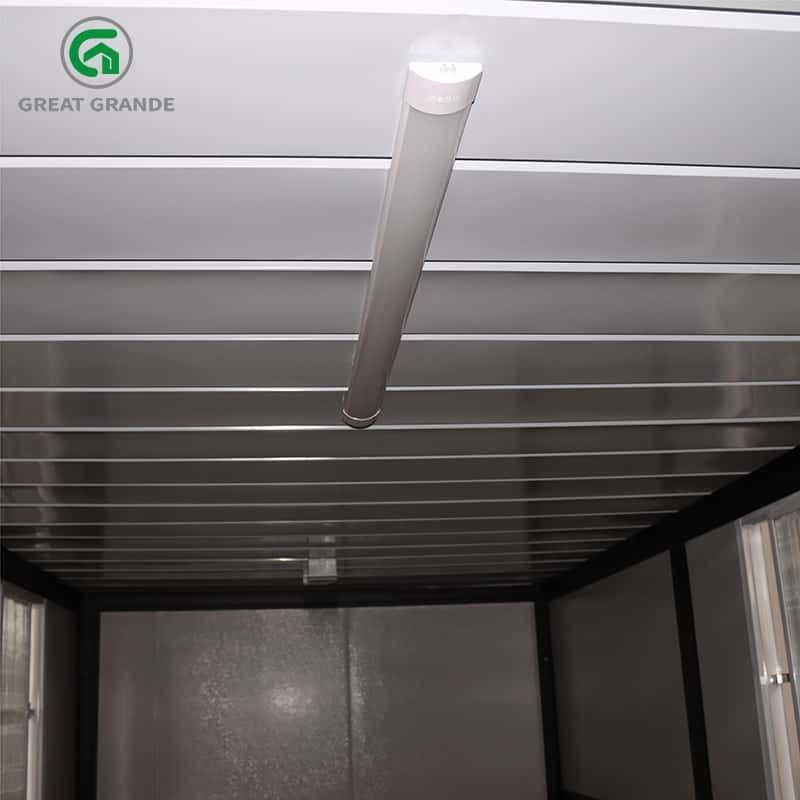 Casas prefabricadas plegables en marco negro con tres ventanas